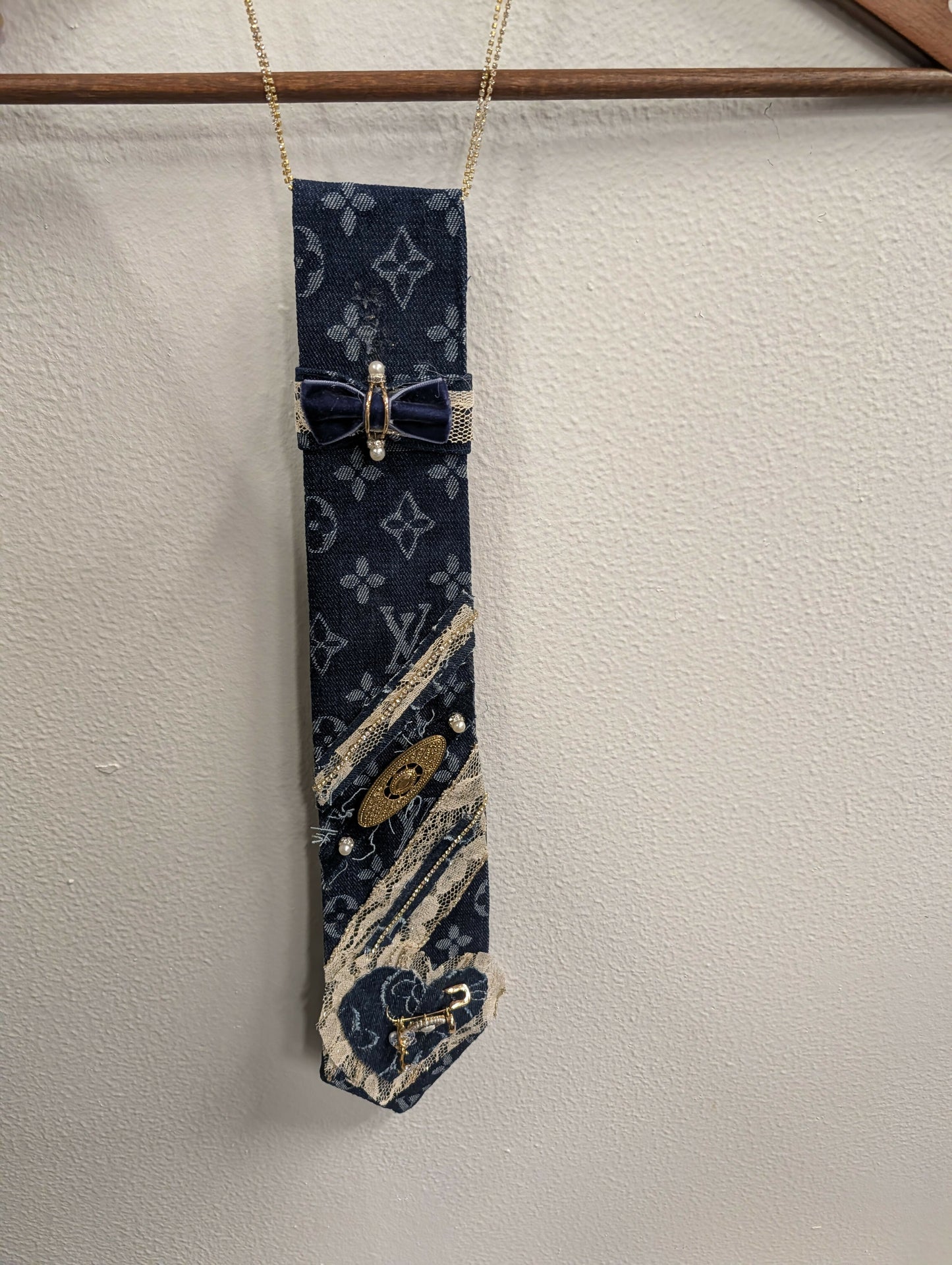 LV tie